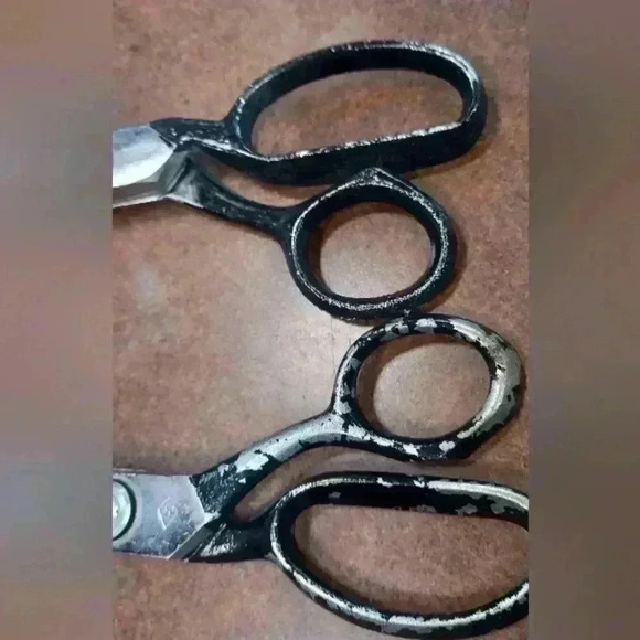 Vintage Pair of  7" Pinking Shears One is CG Made in Japan and other unbranded - Picture 2 of 7